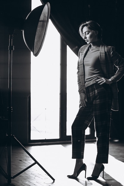 Gratis Foto modell i dress som poserer i studio