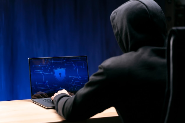 Gratis Foto nærbilde av programmerer som skriver på laptop