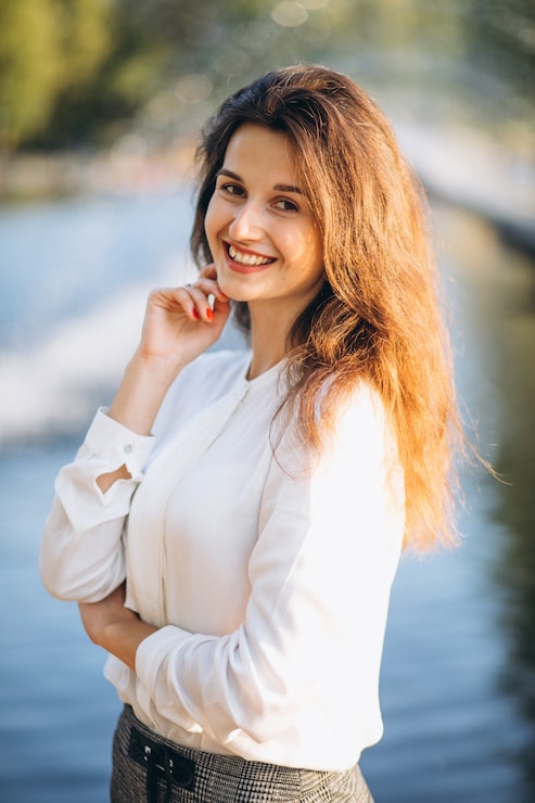 Gratis Foto portrett av en pen og glad kvinne i parken