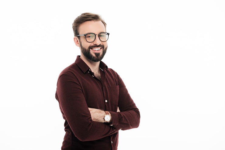 Gratis Foto portrett av en smilende ung mann med briller
