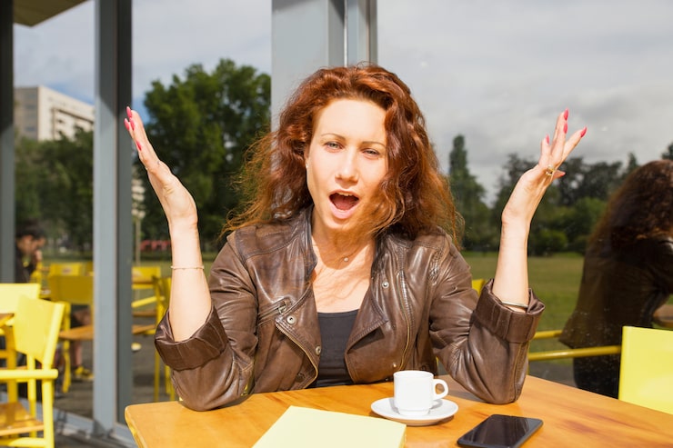 Gratis Foto positiv sjokkert kvinne som sitter i utendørs kaffebar
