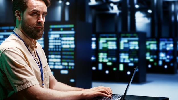 Gratis Foto programmerer skriver server gjenopprettingsplan