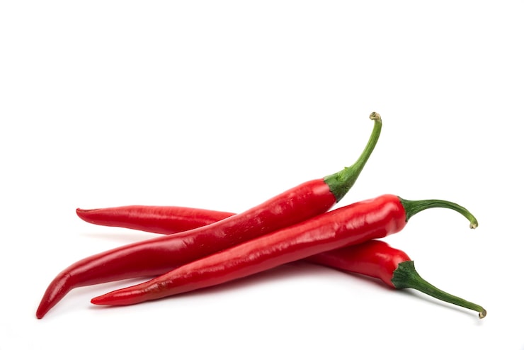 Gratis Foto røde ferske chilipepper isolert på hvitt.