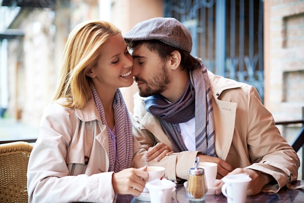 Gratis Foto romantisk par på en kaffebar