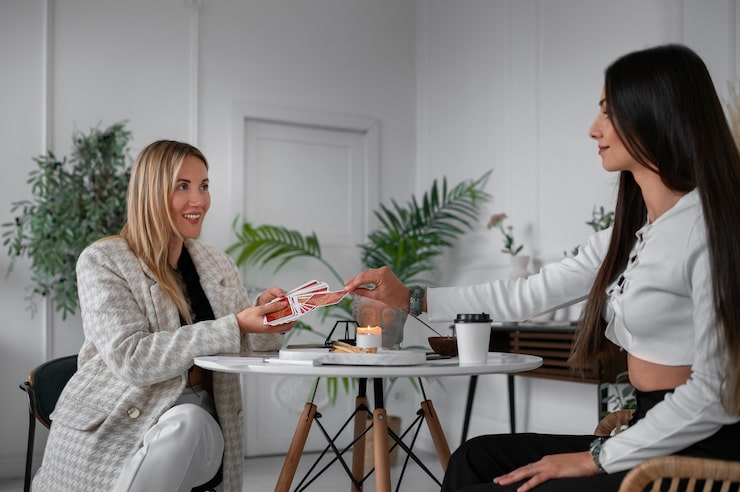 Gratis Foto sidevisning av kvinne som leser tarot