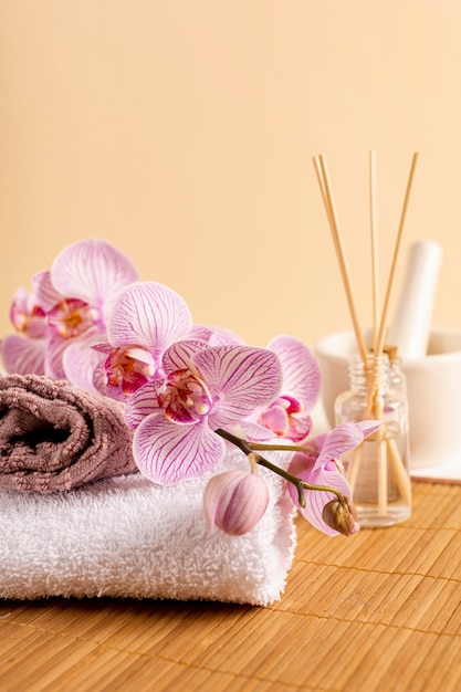 Gratis Foto spa-dekorasjon med duftpinner og blomster