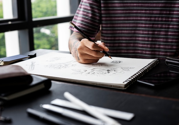 Gratis Foto tattatovert hånd tegner kunstverk