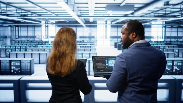 Gratis Foto teamarbeidende programmerere i datasenter som overvåker serverdrift