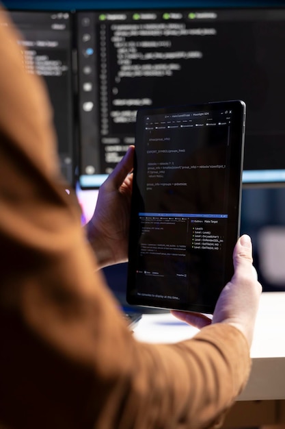 Gratis Foto teleworking programmer designing and developing software using tablet
