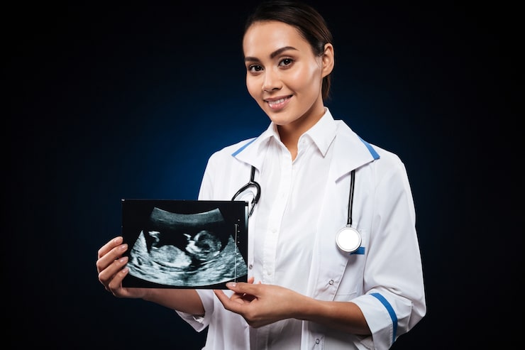 Gratis Foto ung, blid lege som holder ultralydbilde av baby
