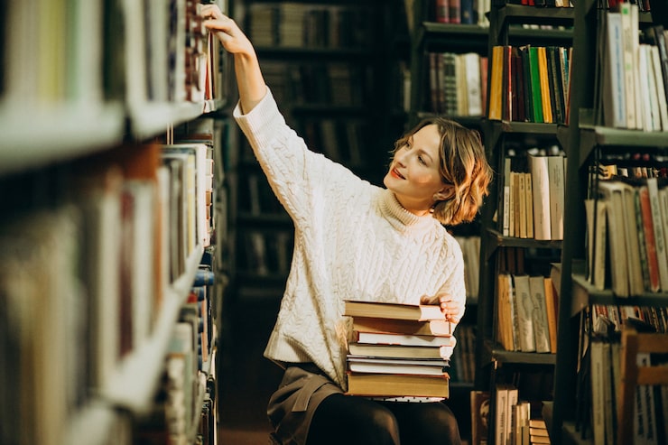 Gratis Foto ung kvinne som studerer på biblioteket