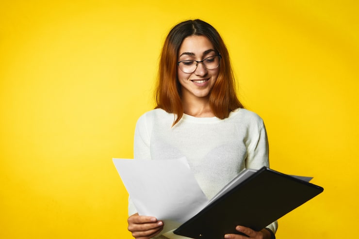 Gratis Foto ung smilende jente ser i dokumentene