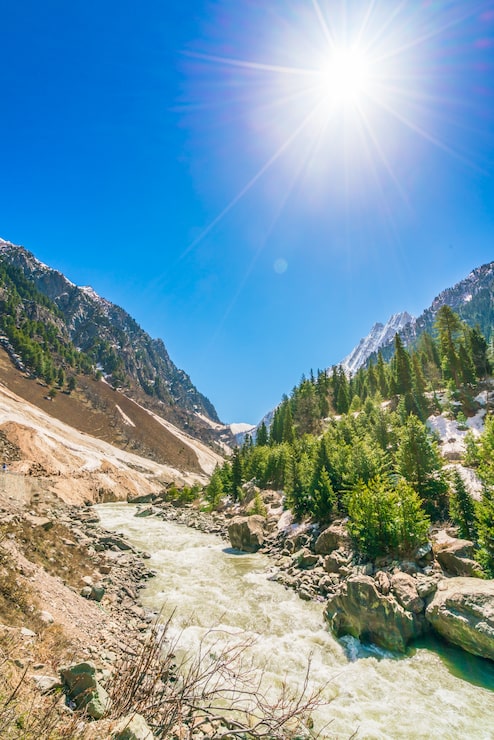 Gratis Foto vakker elv og snødekte fjellandskap kashmir-staten, india