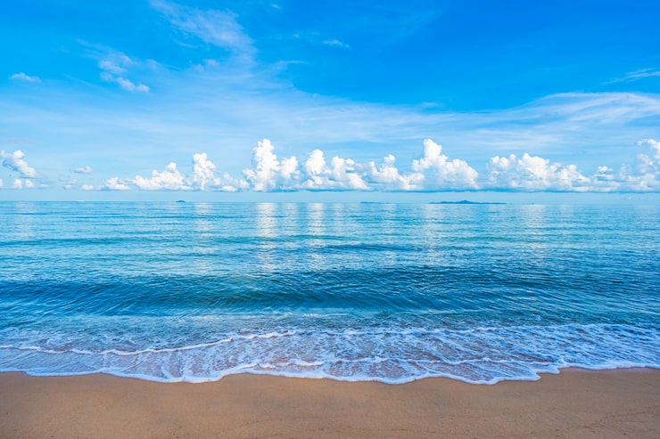 Gratis Foto vakker tropisk strand med hvite skyer, blå himmel og tom plass