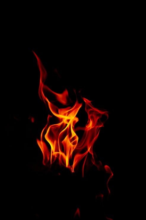 Gratis Foto vertikalt bilde av vakre brennende flammer om natten
