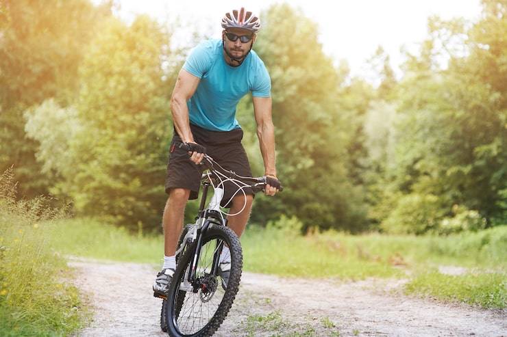 Gratis Bild amatörcyklist på sin cykel i skogen