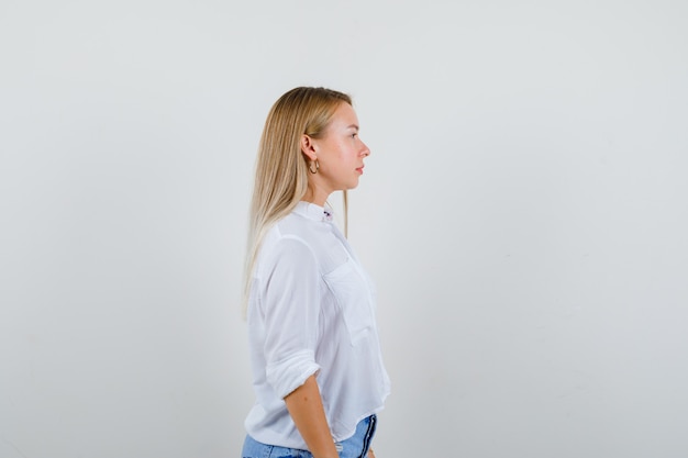 Gratis Foto ekspressiv ung kvinde poserer