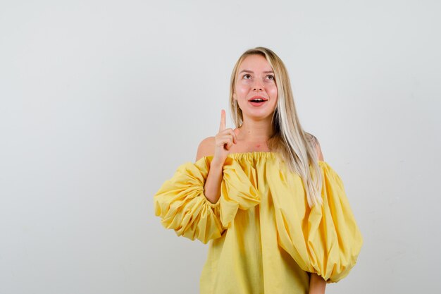 Gratis Foto ekspressiv ung kvinde poserer