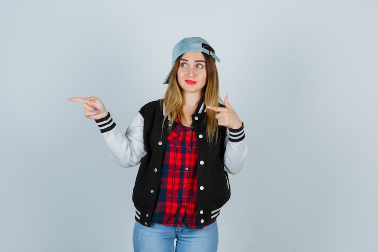 Gratis Foto ekspressiv ung kvinde poserer
