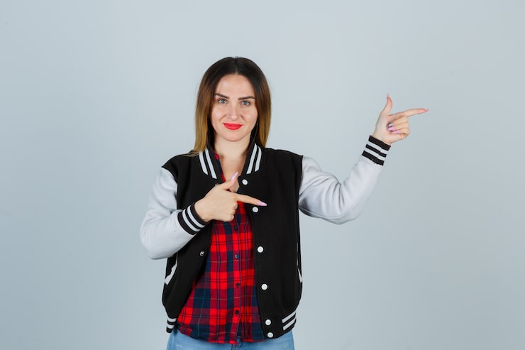 Gratis Foto ekspressiv ung kvinde poserer