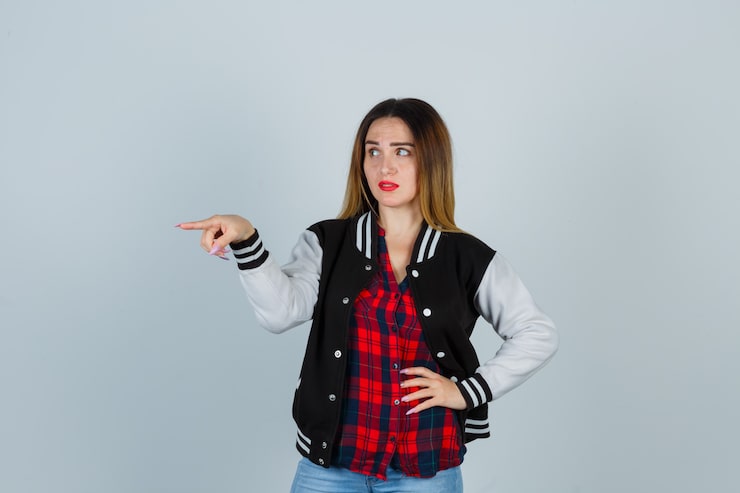 Gratis Foto ekspressiv ung kvinde poserer
