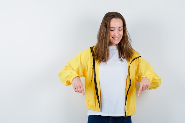 Gratis Foto ekspressiv ung kvinde poserer