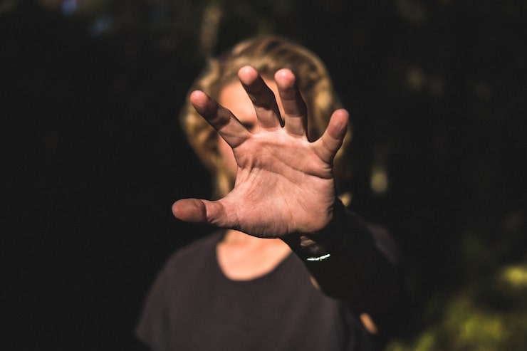Gratis Bild en persons handflata som täcker hans ansikte
