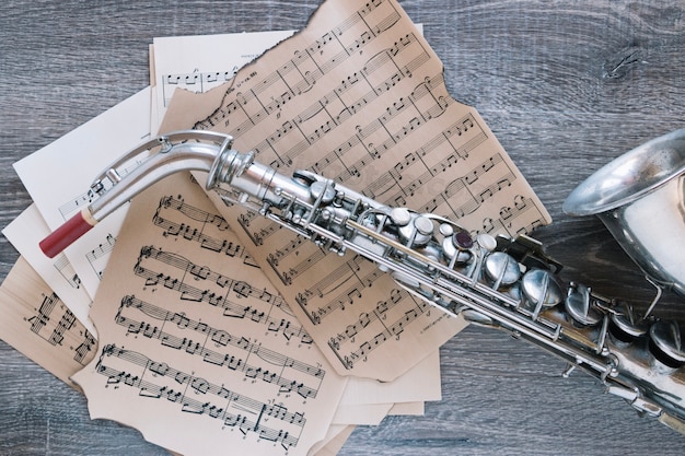Gratis Foto flot saxofon nær noder