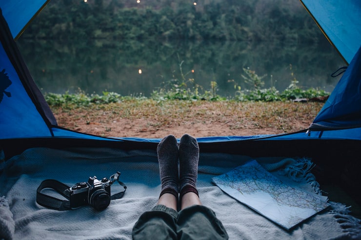 Gratis Foto folk, der camperer ved floden