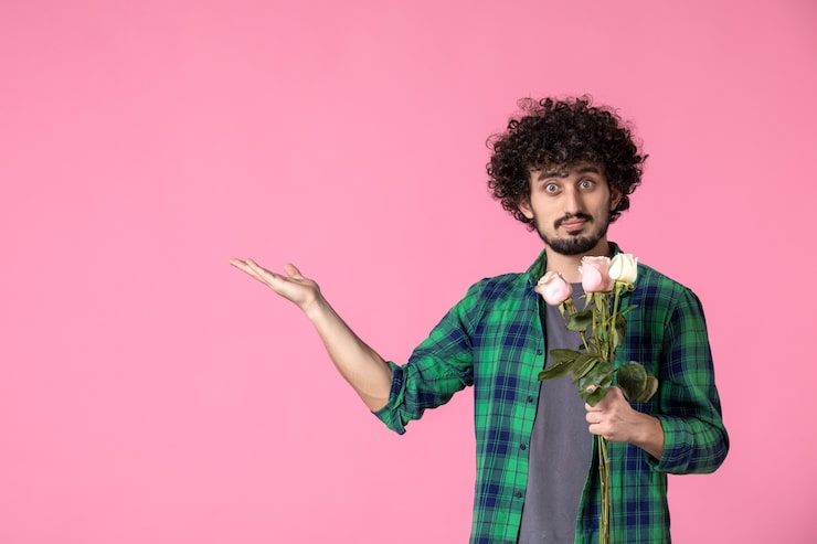 Gratis Foto forfra set ung mand med lyserøde roser på pink