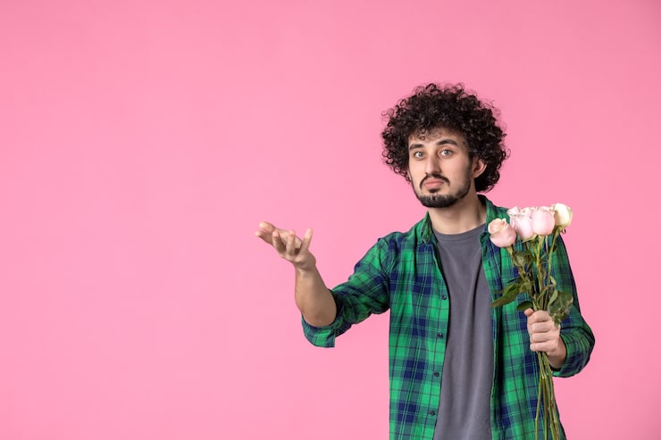 Gratis Foto forfra set ung mand med lyserøde roser på pinks