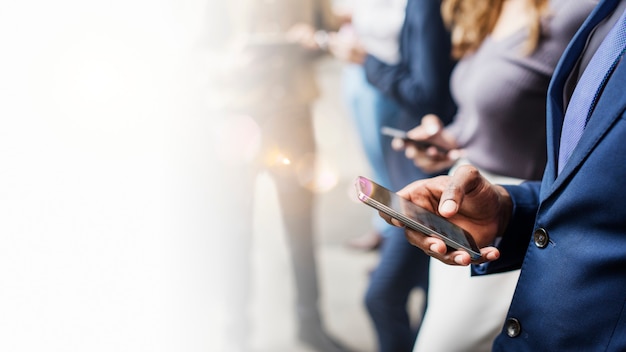 Gratis Foto forretningsfolk der bruger deres telefoner