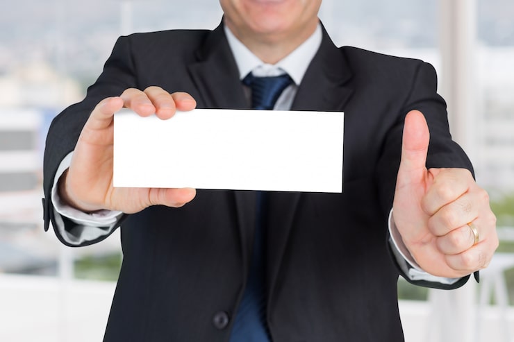 Gratis Foto forretningsmand med blank brochure