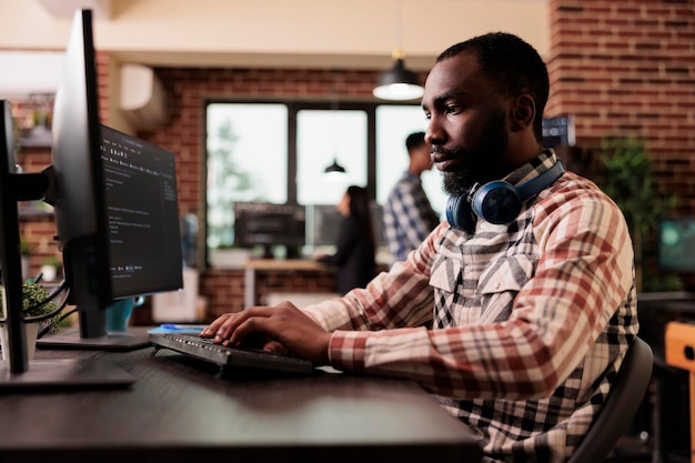 Gratis Foto freelance koder skriver javascript kode på computer for at udvikle online cloud computing information. softwareudvikler skriver html script og data algoritme, der arbejder i it programmeringskontor