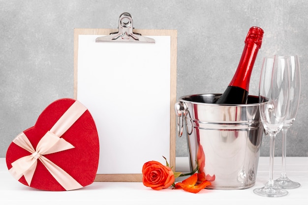 Gratis Foto frontvisning valentinsdagskomposition med tomt clipboard