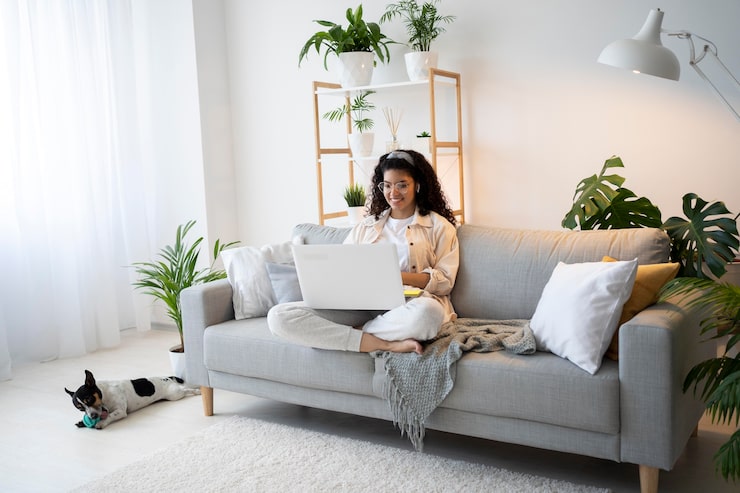 Gratis Foto fuld skud af kvinde, der sidder på sofa