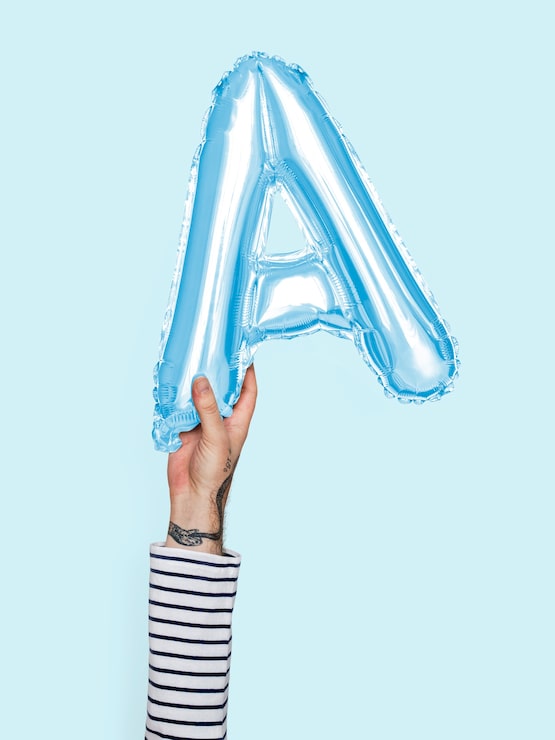 Gratis Foto hånd der holder ballon bogstav a