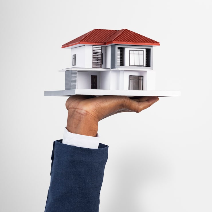 Gratis Foto hånd, der holder hus ejendom og ejendomsmodel
