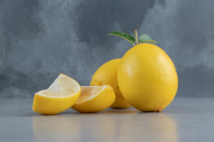 Gratis Bild hela och skivade citroner visas på marmor