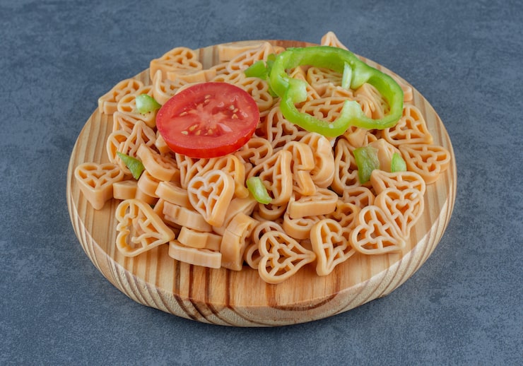Gratis Foto hjemmelavet middag med hjerteformet pasta og grøntsager.