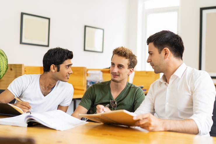 Gratis Bild inspirerade studenter delar idéer för klassprojekt