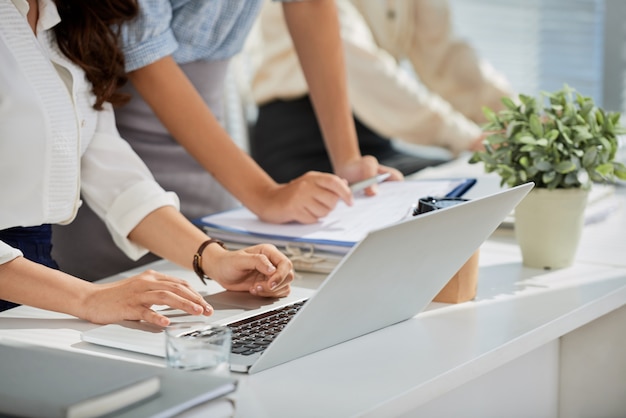 Gratis Bild kontrollerar data på laptop