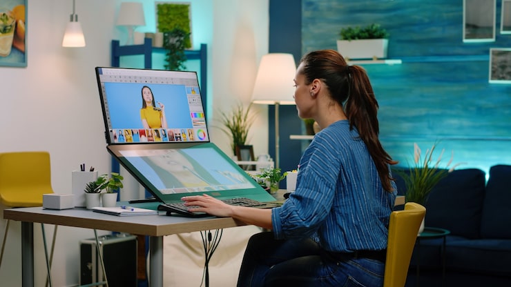 Gratis Foto kvinde fotograf bruger berøringsskærmcomputer