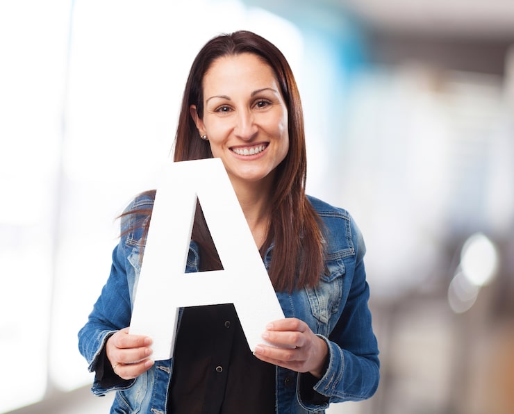 Gratis Foto kvinde holder a-bogstavet