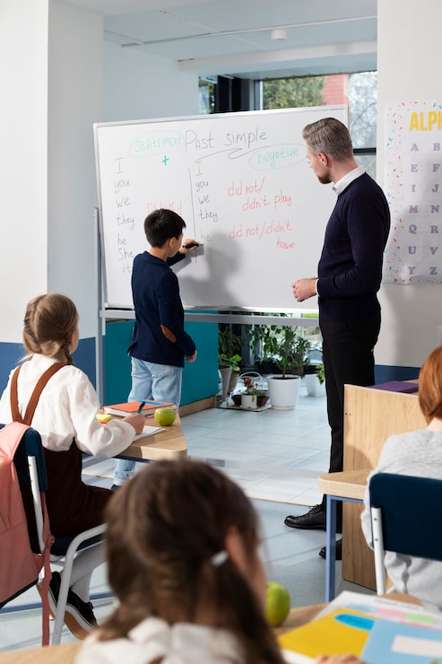 Gratis Bild lärare håller engelskalektion