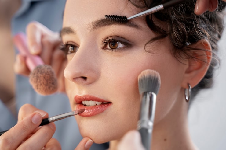 Gratis Foto makeupartist gør model klar til fotoshoot