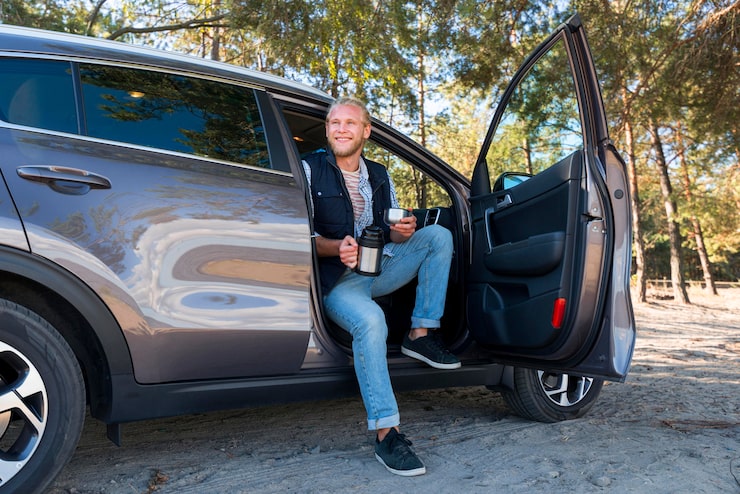 Gratis Foto mand drikker kaffe og sidder i bilen lang visning