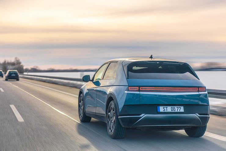 Gratis Foto moderne elektrisk hatchback på vintermotorvej innovativ mobilitet i bevægelse