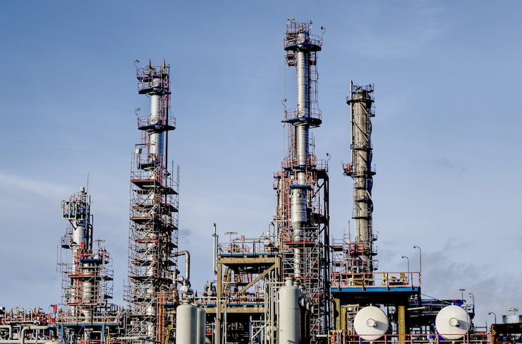 Gratis Foto moderne fabrik i en industrizone under en blå himmel