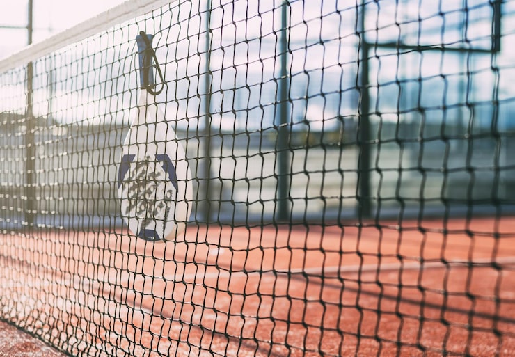Gratis Bild padelracket hängande på nätet